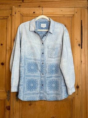American Eagle Women’s Light Blue Bandana-Print Cotton Denim Chambray Shirt Sz M